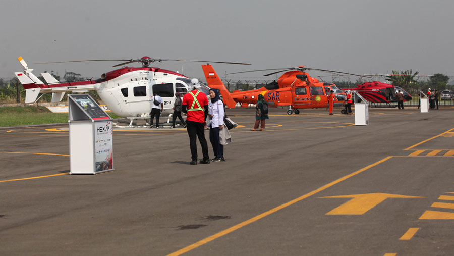 Pengunjung melihat pameran helikopter Heli Expo Asia 2023 di Cengkareng Heliport Bandara Soekarno Hatta. (Bloomberg Technoz/ Andrean Kristianto)