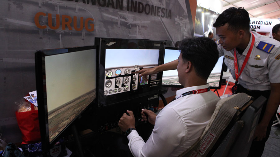 Di pameran ini pengunjung juga dapat mencoba simulator helikopter dan pesawat. (Bloomberg Technoz/ Andrean Kristianto)