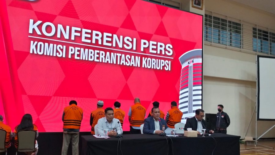 KPK memberi keterangan atas kasus dugaan korupsi pembayaran tunjangan kinerja (tukin) di Kementerian ESDM. (dok Sultan Ibnu/Bloomberg Technoz)