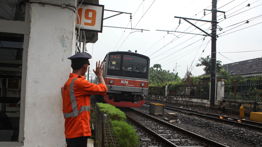 KRL melintas di perlintasan kereta api Stasiun Pasar Minggu, Jakarta, Jumat (16/6/2023). (Bloomberg Technoz/ Andrean Kristianto)