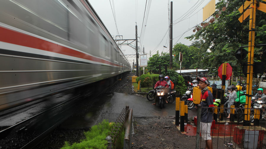 Namun, penutupan resmi jalur tersebut masih menunggu koordinasi dengan PT KAI.  (Bloomberg Technoz/ Andrean Kristianto)