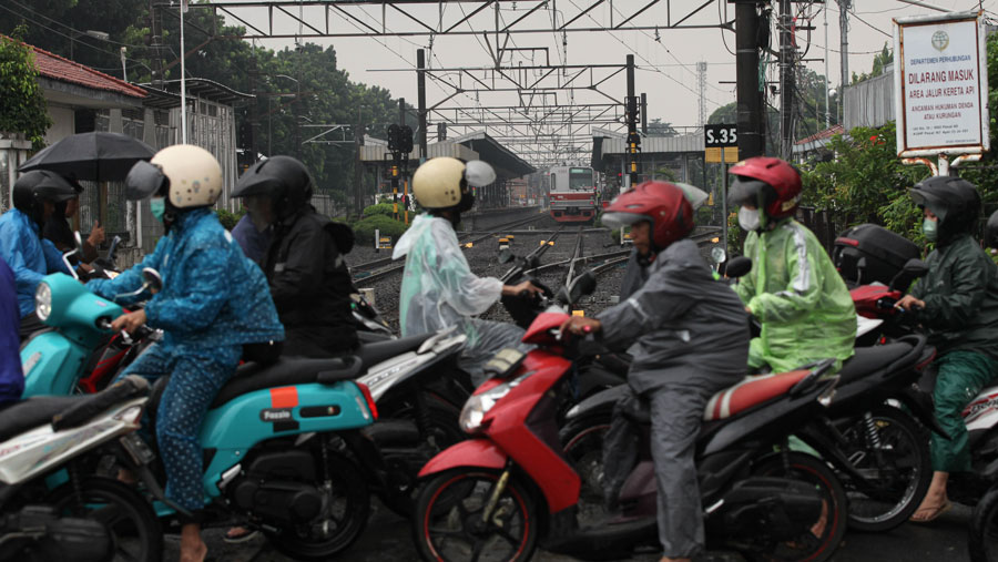 Pengendara melintasi perlintasan kereta api Stasiun Pasar Minggu, Jakarta, Jumat (16/6/2023). (Bloomberg Technoz/ Andrean Kristianto)