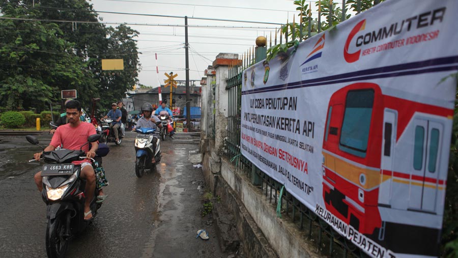 Jalur perlintasan dekat Stasiun Pasar Minggu ini rencananya akan ditutup untuk mengurangi kemacetan. (Bloomberg Technoz/ Andrean Kristianto)