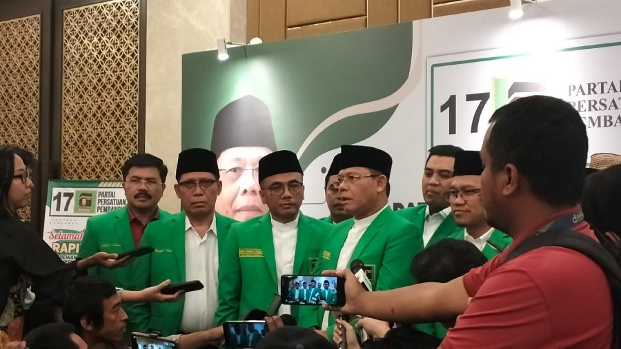 Plt Ketua Umum PPP Mardiono (tengah) beserta sejumlah elite PPP di Jakarta (Bloomberg Technoz/Sultan Ibnu Affan)