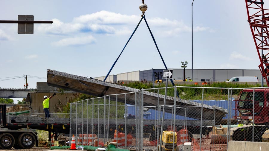 Pekerja membersihkan puing dari bagian jembatan yang ambruk di Interstate 95 (I-95) di Philadelphia, AS, Kamis (15/6/2023).(Hannah Beier/Bloomberg)