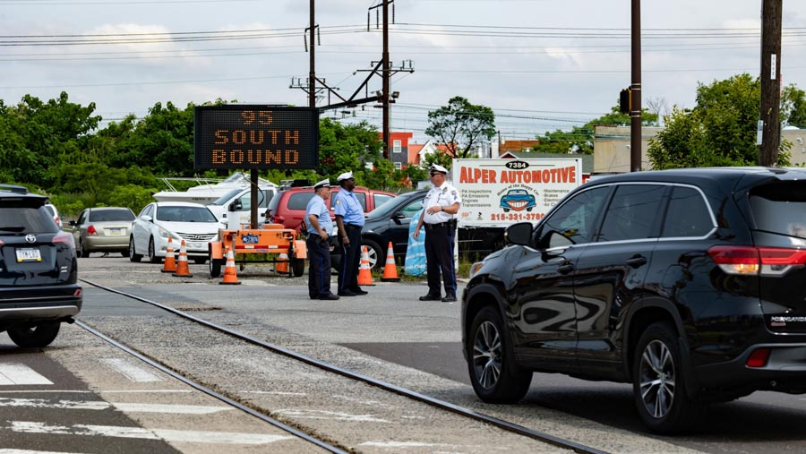 Sejumlah polisi terlihat sibuk bekerja mengatur lalu lintas. (Hannah Beier/Bloomberg)