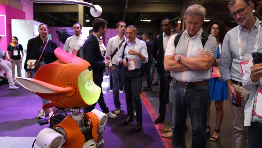 Pengunjung melihat robot yang diproduksi oleh Enchanted Tools di pameran VivaTech di Paris, Prancis, Kamis (15/6/2023). (Nathan Laine/Bloomberg)