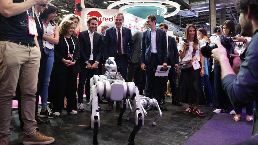 Pengunjung melihat robot anjing di pameran VivaTech di Paris, Prancis, Kamis (15/6/2023). (Nathan Laine/Bloomberg)