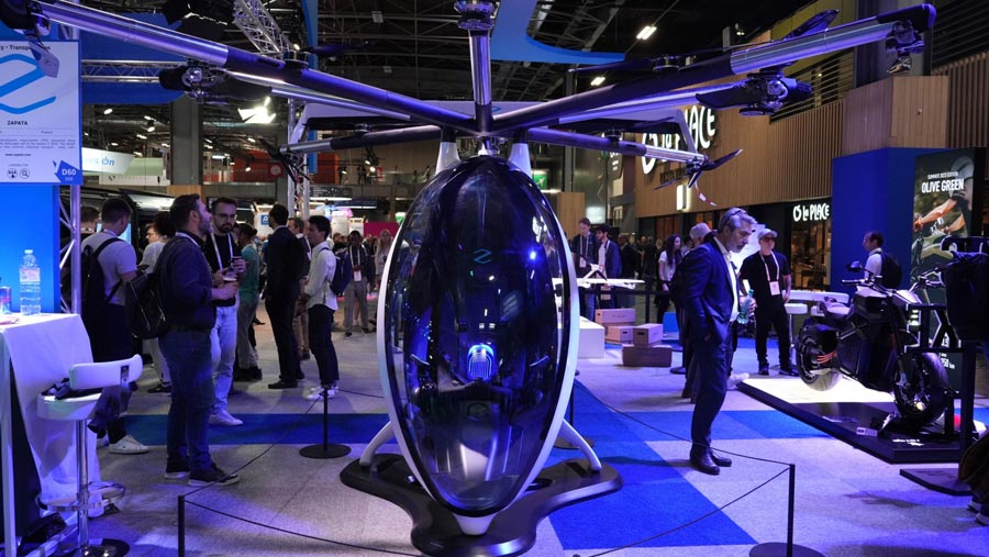 Kendaraan terbang AirScooter, diproduksi oleh Zapata di pamerkan dalam acara VivaTech di Paris, Prancis, Kamis (15/6/2023). (Nathan Laine/Bloomberg)