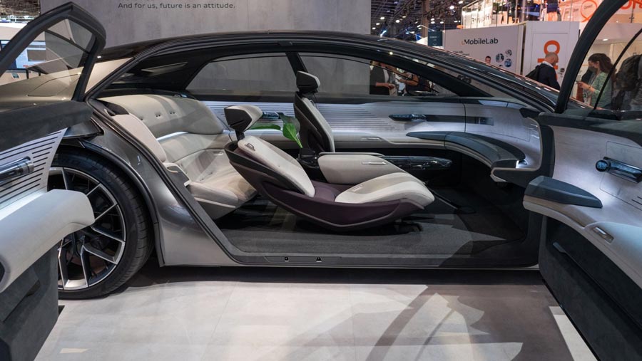 Interior mobil konsep Audi Grandsphere di pamerkan dalam acara VivaTech di Paris, Prancis, Kamis (15/6/2023). (Nathan Laine/Bloomberg)