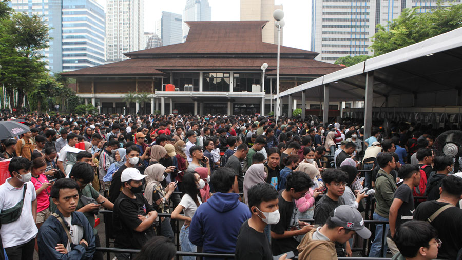 Penukaran tiket FIFA Matchday Indonesia vs Argentina di Gedung Serba Guna Senayan, Jakarta, Sabtu (17/06/2023). (Bloomberg Technoz/Andrean Kristianto)