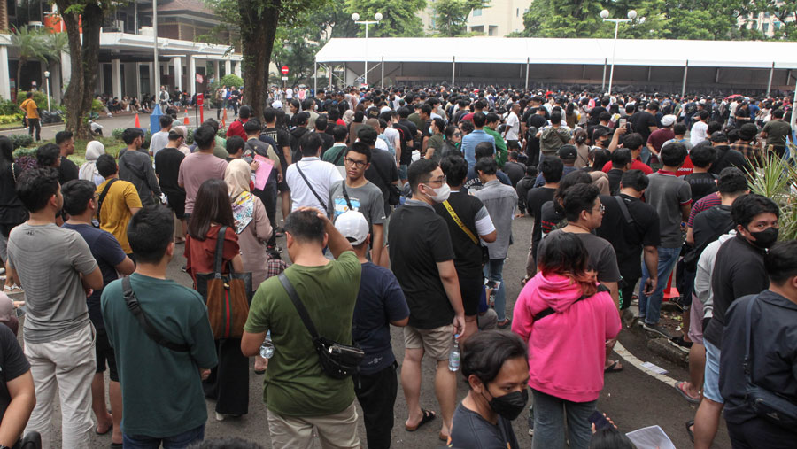 Antrean panjang penonton laga Indonesia vs Argentina mengular saat penukaran tiket. (Bloomberg Technoz/Andrean Kristianto)