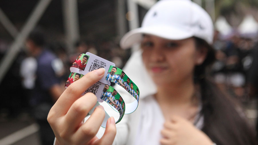 Setelah e-ticket ditukar penonton akan mendapatkan wristband atau gelang sesuai kategori yang dibeli. (Bloomberg Technoz/Andrean Kristianto)