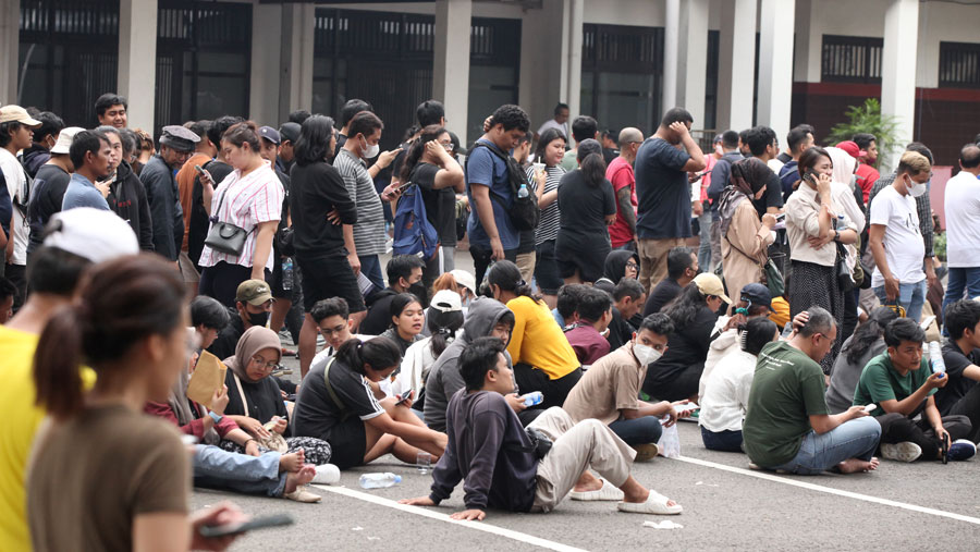 Penukaran tiket FIFA Matchday Indonesia vs Argentina di Gedung Serba Guna Senayan, Jakarta, Sabtu (17/06/2023). (Bloomberg Technoz/Andrean Kristianto)