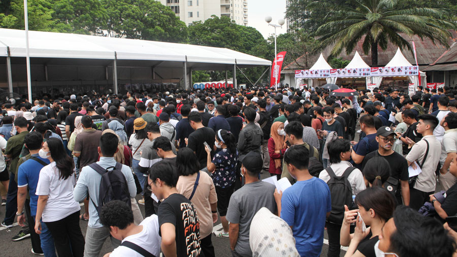 Penukaran tiket FIFA Matchday Indonesia vs Argentina di Gedung Serba Guna Senayan, Jakarta, Sabtu (17/06/2023). (Bloomberg Technoz/Andrean Kristianto)