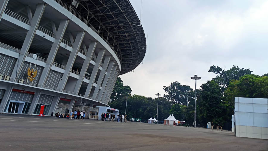 Suasana sekitar Stadion Utama Gelora Bung Karno di kawasan GBK, Jakarta, Minggu (18/6/2023). (Bloomberg Technoz/ Ezra Sihite)