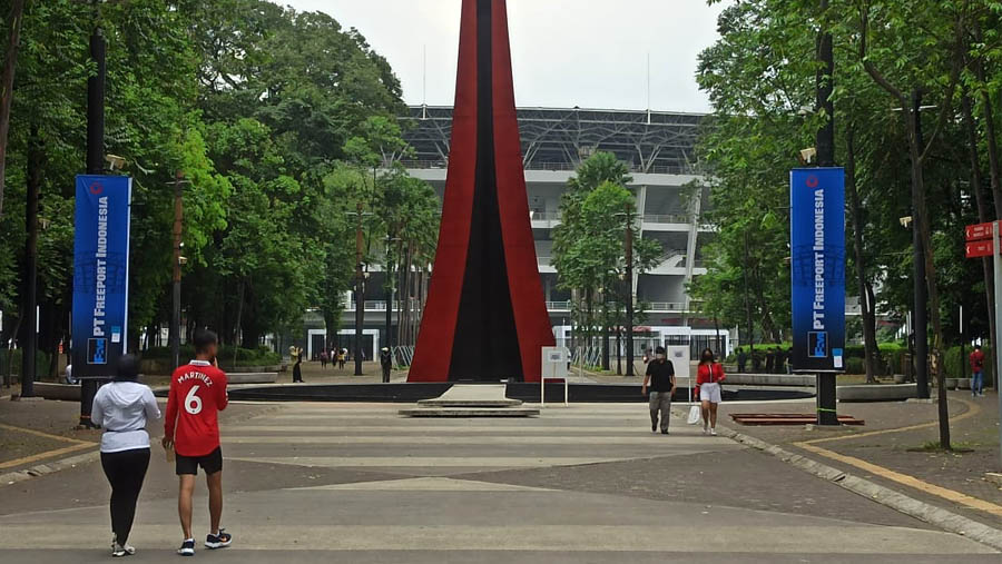 Suasana sekitar Stadion Utama Gelora Bung Karno di kawasan GBK, Jakarta, Minggu (18/6/2023). (Bloomberg Technoz/ Ezra Sihite)