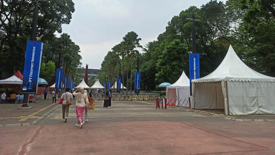 Namun venue area luar sudah mulai dipasangi bendera sponsor pendukung pertandingan tersebut. (Bloomberg Technoz/ Ezra Sihite)