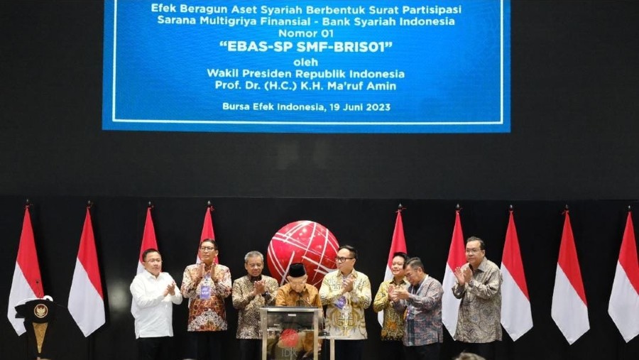 PT Bank Syariah Indonesia Tbk dan PT Sarana Multigriya Finansial melaksanakan pencatatan perdana Efek Beragun Aset (EBA) Syariah pertama (Dok. BSI)
