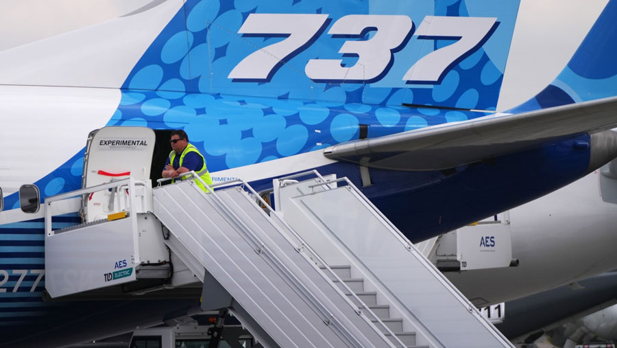 Karyawan berada di pesawat Boeing 737-10 Max dalam ajang Paris Air Show di Le Bourget, Paris, Prancis, Senin (19/6/2023). (Nathan Laine/Bloomberg)