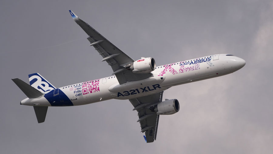 Pesawat penumpang Airbus A321XLR Neo terbang di Paris Air Show di Le Bourget, Paris, Prancis, Senin (19/6/2023). (Nathan Laine/Bloomberg)