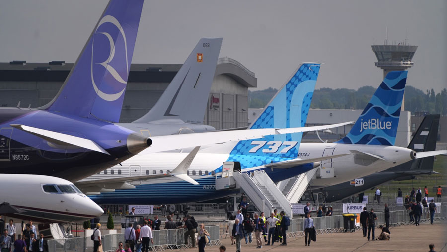 Boeing 787-9 Dreamliner Riyadh Air dan Boeing 737-10 Max di Paris Air Show di Le Bourget, Paris, Prancis, Senin (19/6/2023) (Nathan Laine/Bloomberg)