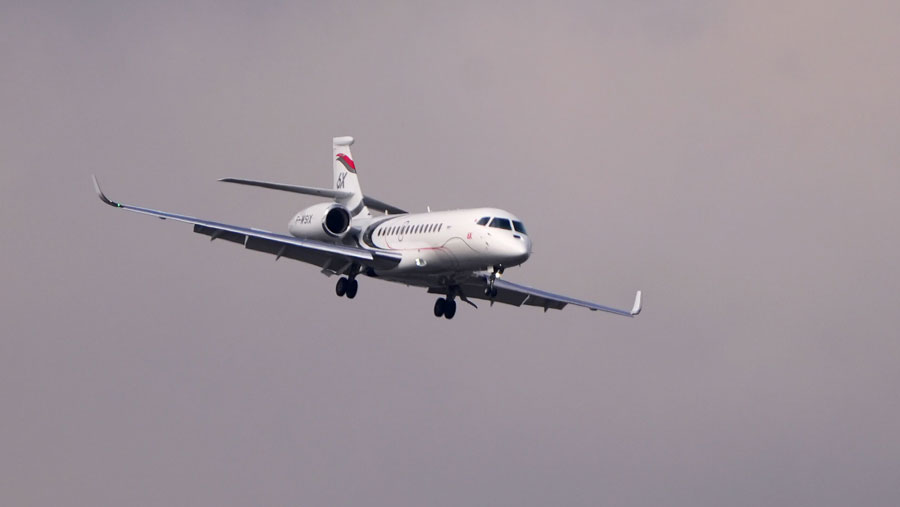 Sebuah jet pribadi jarak jauh Dassault Falcon. (Nathan Laine/Bloomberg)