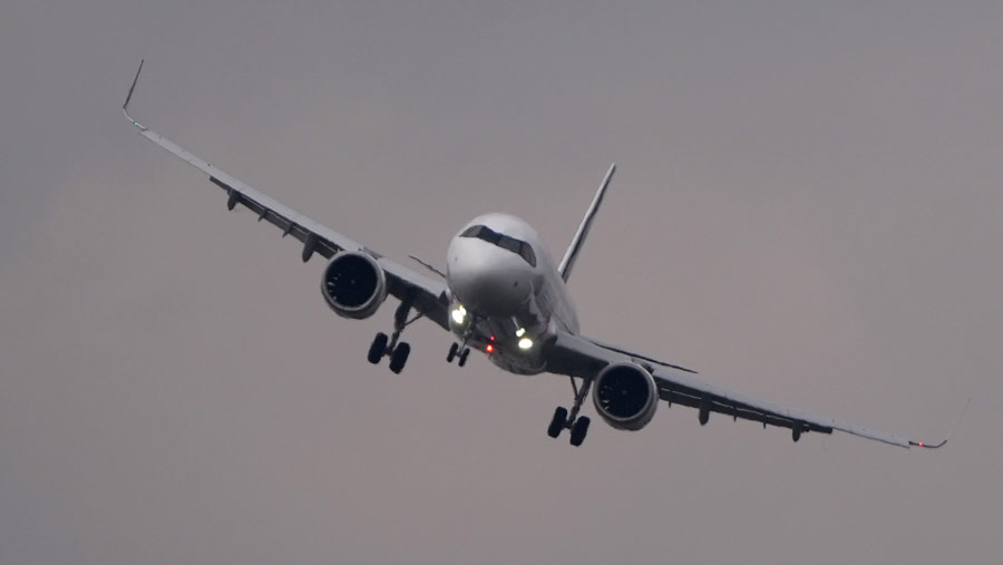 Pesawat penumpang Airbus A321XLR Neo terbang di Paris Air Show di Le Bourget, Paris, Prancis, Senin (19/6/2023). (Nathan Laine/Bloomberg)
