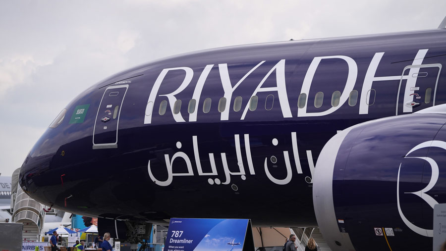 Pesawat Boeing 787-9 Dreamliner Riyadh Air dalam ajang Paris Air Show di Le Bourget, Paris, Prancis, Senin (19/6/2023). (Nathan Laine/Bloomberg)