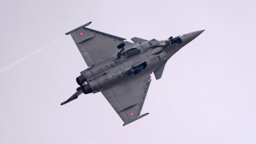 Pesawat Dassault Rafale, Angkatan Udara Prancis terbang di Paris Air Show di Le Bourget, Paris, Prancis, Senin (19/6/2023). (Nathan Laine/Bloomberg)