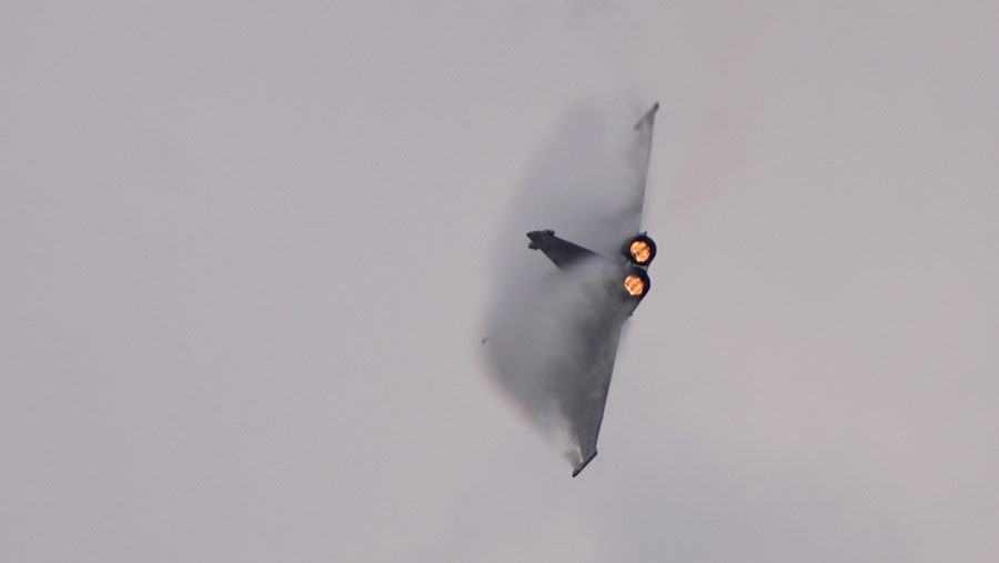 Pesawat Dassault Rafale milik Angkatan Udara Prancis menujukan aksinya di Paris Air Show.  (Nathan Laine/Bloomberg)