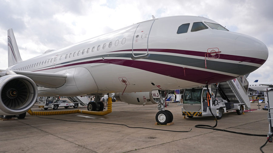 Sebuah jet Airbus A319CJ Qatar Airways dalam ajang Paris Air Show di Le Bourget, Paris, Prancis, Senin (19/6/2023). (Nathan Laine/Bloomberg)