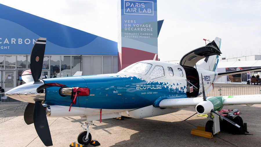 Pesawat hibrid-listrik Daher EcoPulse dipamerkan di Paris Air Show di Le Bourget, Paris, Prancis, Senin (19/6/2023). (Benjamin Girette/Bloomberg)