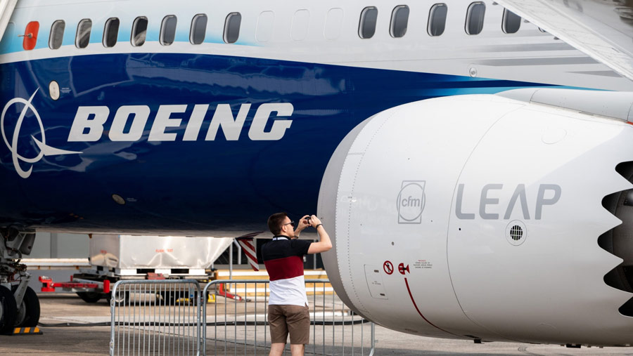 Pengunjung memotret pesawat Boeing 737-10 Max di Paris Air Show di Le Bourget, Paris, Prancis, Senin (19/6/2023). (Benjamin Girette/Bloomberg)