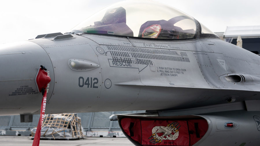 Pesawat milik AS yang ikut Paris Air Show lainnya yaitu Jet tempur General Dynamics F-16.  (Benjamin Girette/Bloomberg)