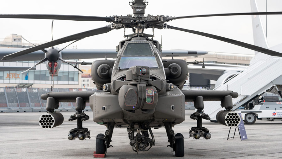 Helikopter serang Apache milik Angjkatan Udara AS ikut mejeng di Paris Air Show. (Benjamin Girette/Bloomberg)