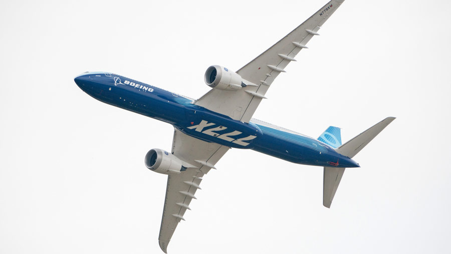 Boeing 777-9, varian dari 777X terbang di Paris Air Show di Le Bourget, Paris, Prancis, Senin (19/6/2023). (Benjamin Girette/Bloomberg)