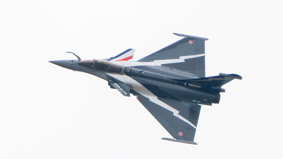 Armee de l'Air Dassault Rafale 2 terbang saat pertunjukan terbang di Paris Air Show, Prancis, Senin (19/6/2023). (Nathan Laine/Bloomberg)