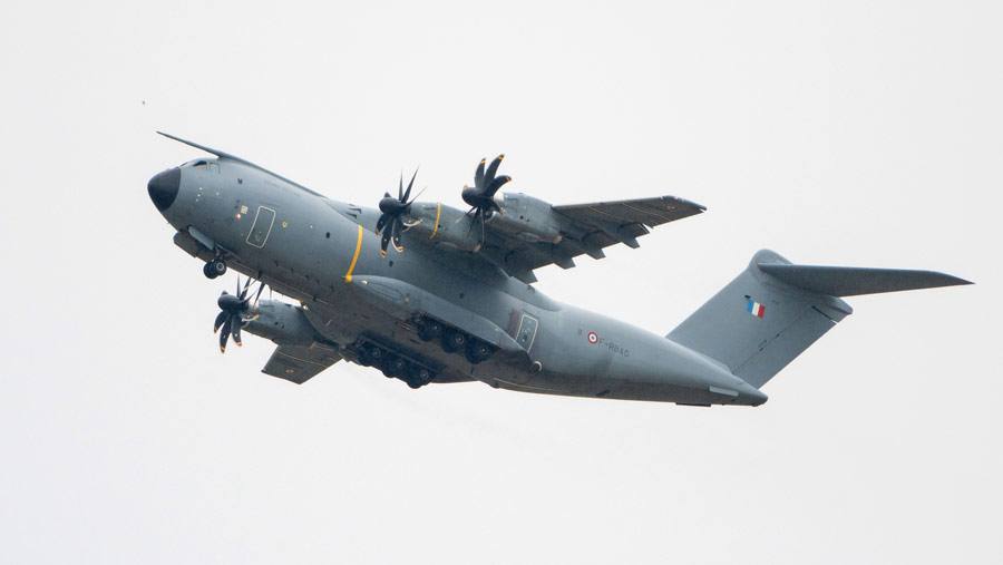 Pesawat Airbus A400M terbang di Paris Air Show di Le Bourget, Paris, Prancis, Senin (19/6/2023). (Benjamin Girette/Bloomberg)