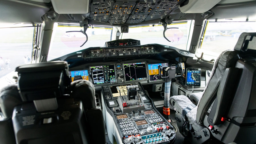 Ruang kokpit pesawat Boeing 777-9 di Paris Air Show di Le Bourget, Paris, Prancis, Senin (19/6/2023). (Benjamin Girette/Bloomberg)