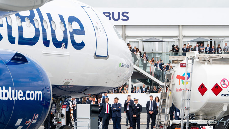 Pesawat JetBlue Airways Corp. di pamerkan dalam ajang Paris Air Show di Le Bourget, Paris, Prancis, Senin (19/6/2023). (Benjamin Girette/Bloomberg)