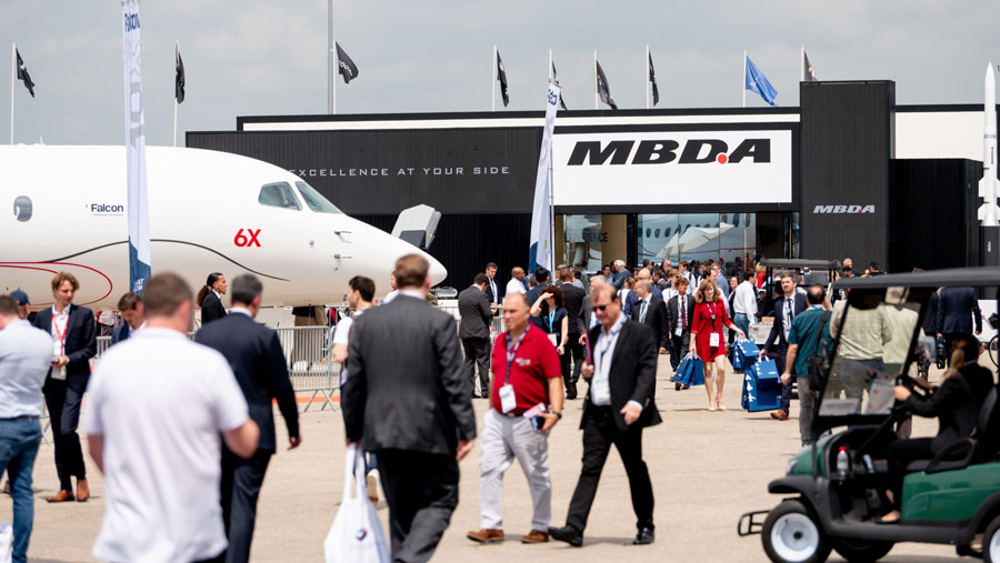 Pengunjung melihat pameran pesawat di Paris Air Show di Le Bourget, Paris, Prancis, Senin (19/6/2023). (Benjamin Girette/Bloomberg)