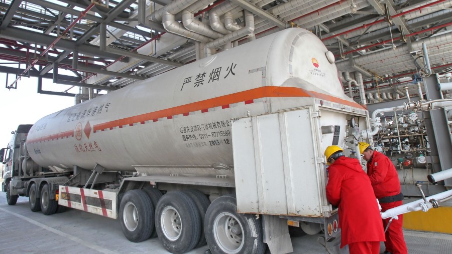 Truk tangki pengangkut LNG di teriminal China National Petroleum Corp, Nantong, China. (Mercury Bloomberg)