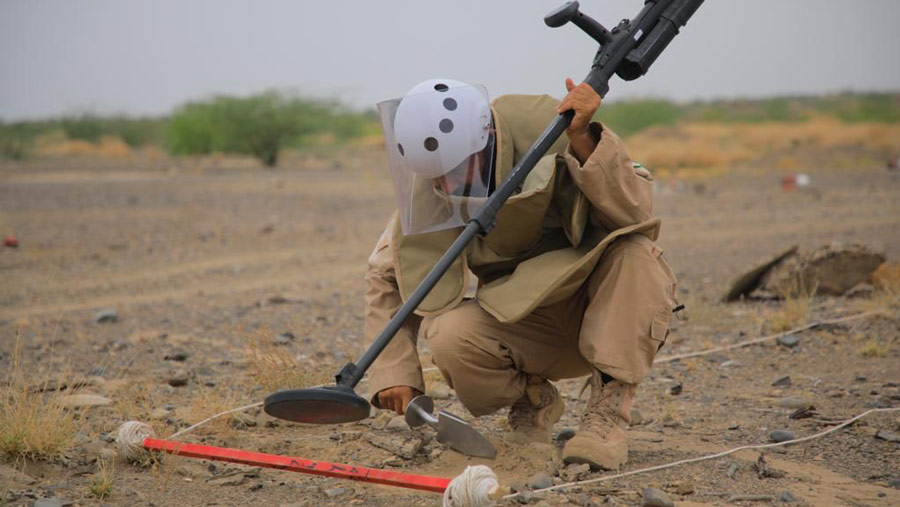 Pekerja menjinakkan ranjau di tanah Yaman yang merupakan proyelk Masam’. (Saudi Press Agency (SPA) via Kedubes Arab Saudi)