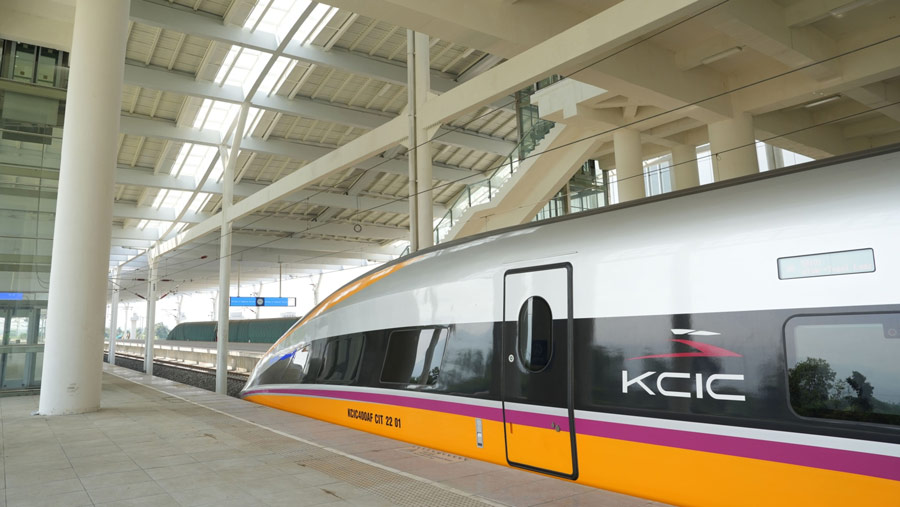 Kereta cepat KCIC, Jakarta-Bandung (KCJB) terparkir di stasiun Tegalluar, Jawa Barat, Kamis (22/6/2023). (Dimas Ardian/Bloomberg)