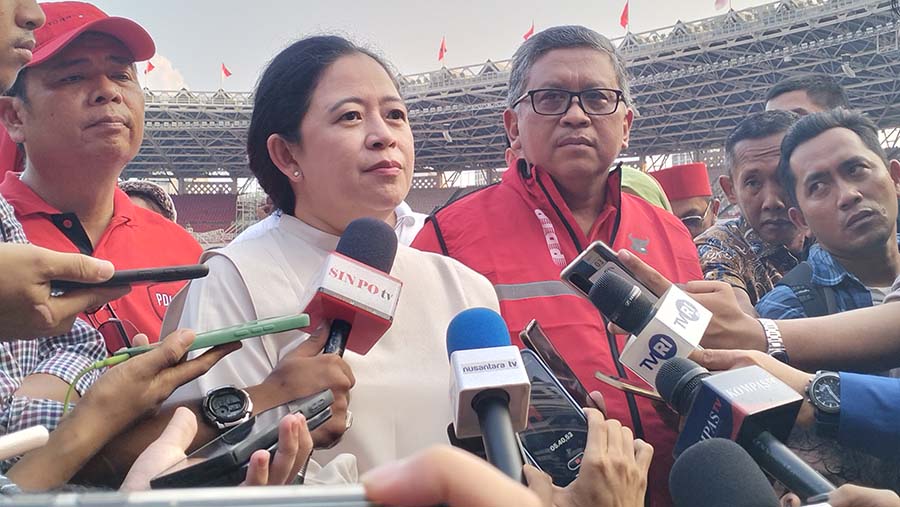 Ketua DPP PDIP Puan Maharani dan Sekjend PDIP Hasto Kristiyanto. (Bloomberg Technoz/ Sultan Ibnu Affan)
