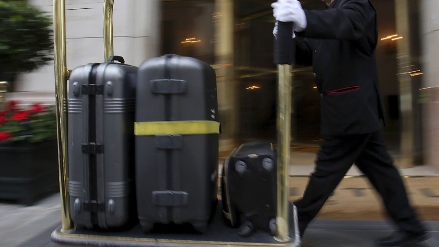 Porter sedang menghantarkan koper tamu di salah satu hotel bintang lima (Bloomberg Mercury)