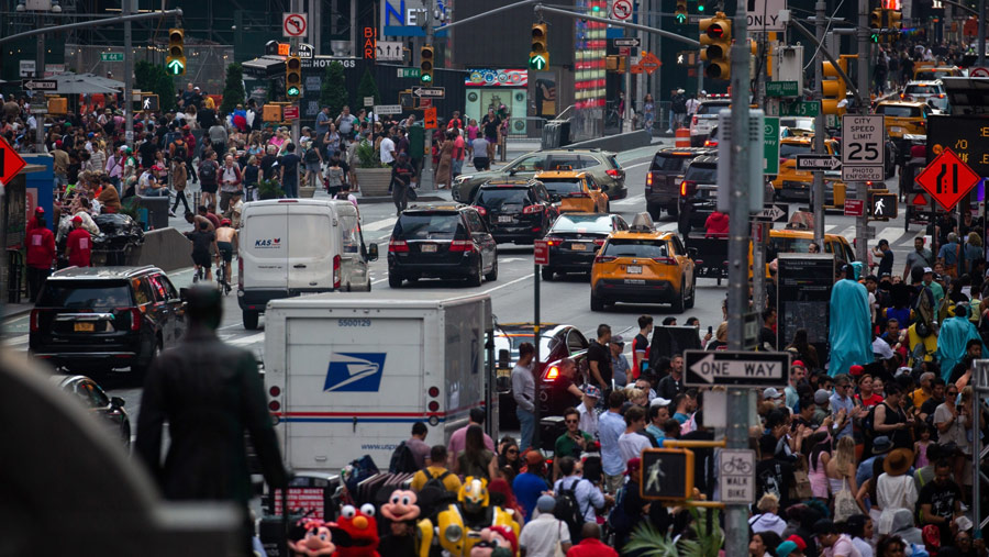 Suasanan lalu lintas di kawasan Midtown New York, AS, Sabtu (17/6/2023). (Michael Nagle/Bloomberg)