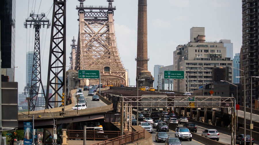 Suasana lalu lintas keluar dari Jembatan Ed Koch Queensboro di kawasan Midtown New York, AS, Sabtu (17/6/2023). (Michael Nagle/Bloomberg)