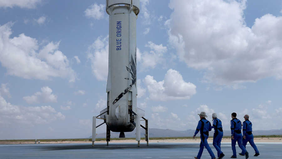 Kru New Shepard dari Blue Origin di Van Horn, Texas, pada 20 Juli 2021. (Sumber: Bloomberg)